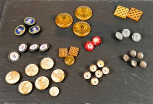 A small selection of vintage buttons including 6 large and one smaller, matching ceramic buttons