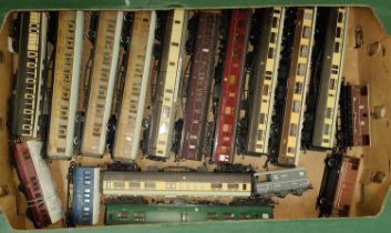 Seventeen Hornby and other cars/carriages/tracks etc., 00 gauge