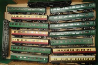 Sixteen Bachmann & Hornby carriages/cars, 00 gauge, mainly green livery