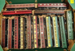 Fifteen Hornby, Bachmann other carriages/cars, red and green livery, 00 gauge