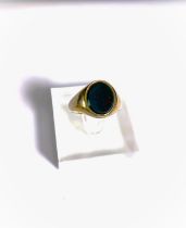 A carat hallmarked gold signet ring set moss agate, 6.5gm