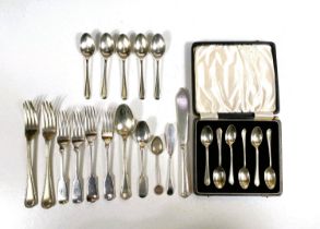 A hallmarked silver set of golfing teaspoons with crossed clubs finials, cased; 2 further hallmarked