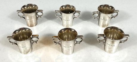 A hallmarked silver set of 6 tot glasses with ring side handles, London 1931, 5oz
