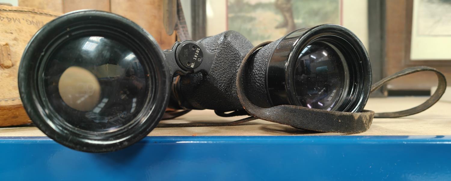 A pair of M44 cased M15 7 x 50 WWII period military binoculars No 18101 - Bild 3 aus 3