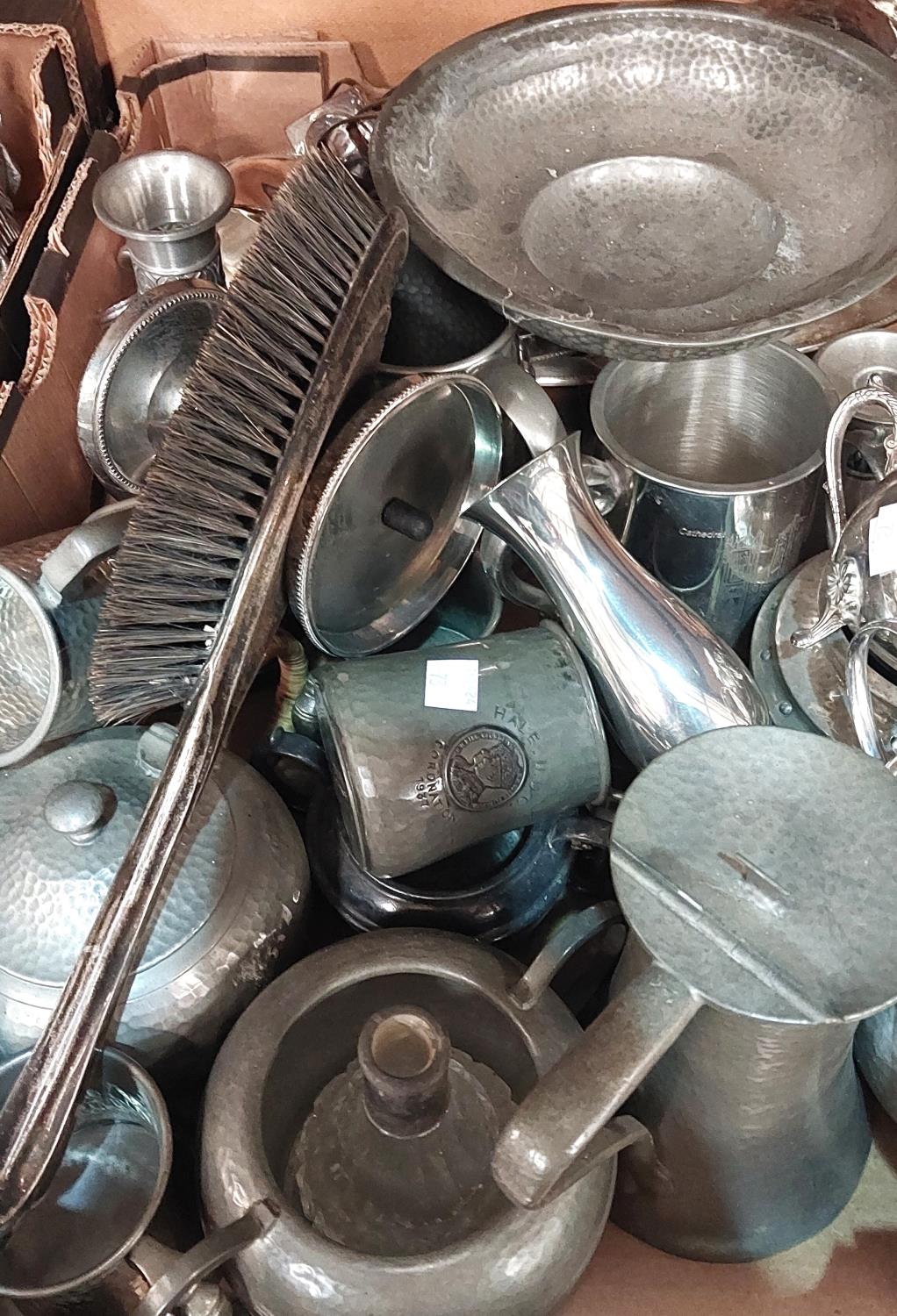 A selection of pewter teaware; pint mugs; etc.; a selection of silver plate - Bild 2 aus 3