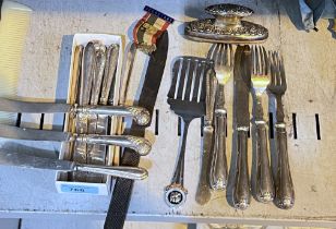 A selection of silver handled knives, other silver and white metal items