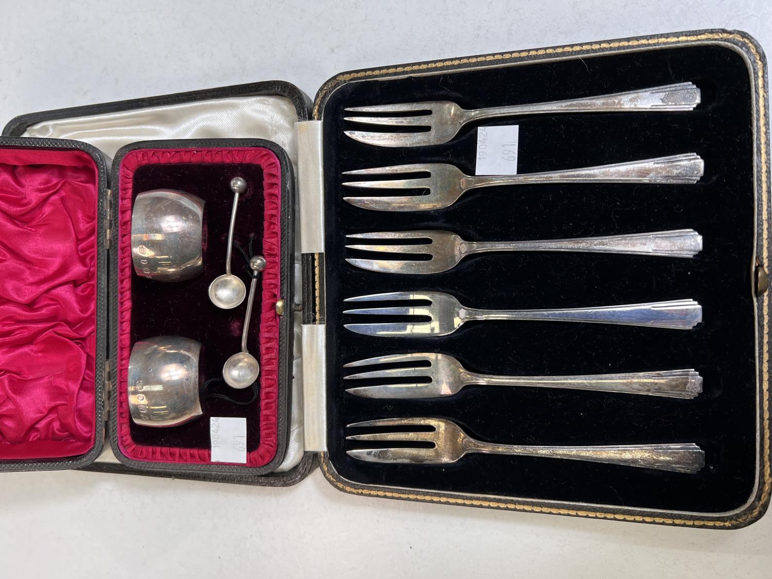 A hallmarked silver pair of salts with spoons in presentation case, Birmingham 1893; a set of 6 cake