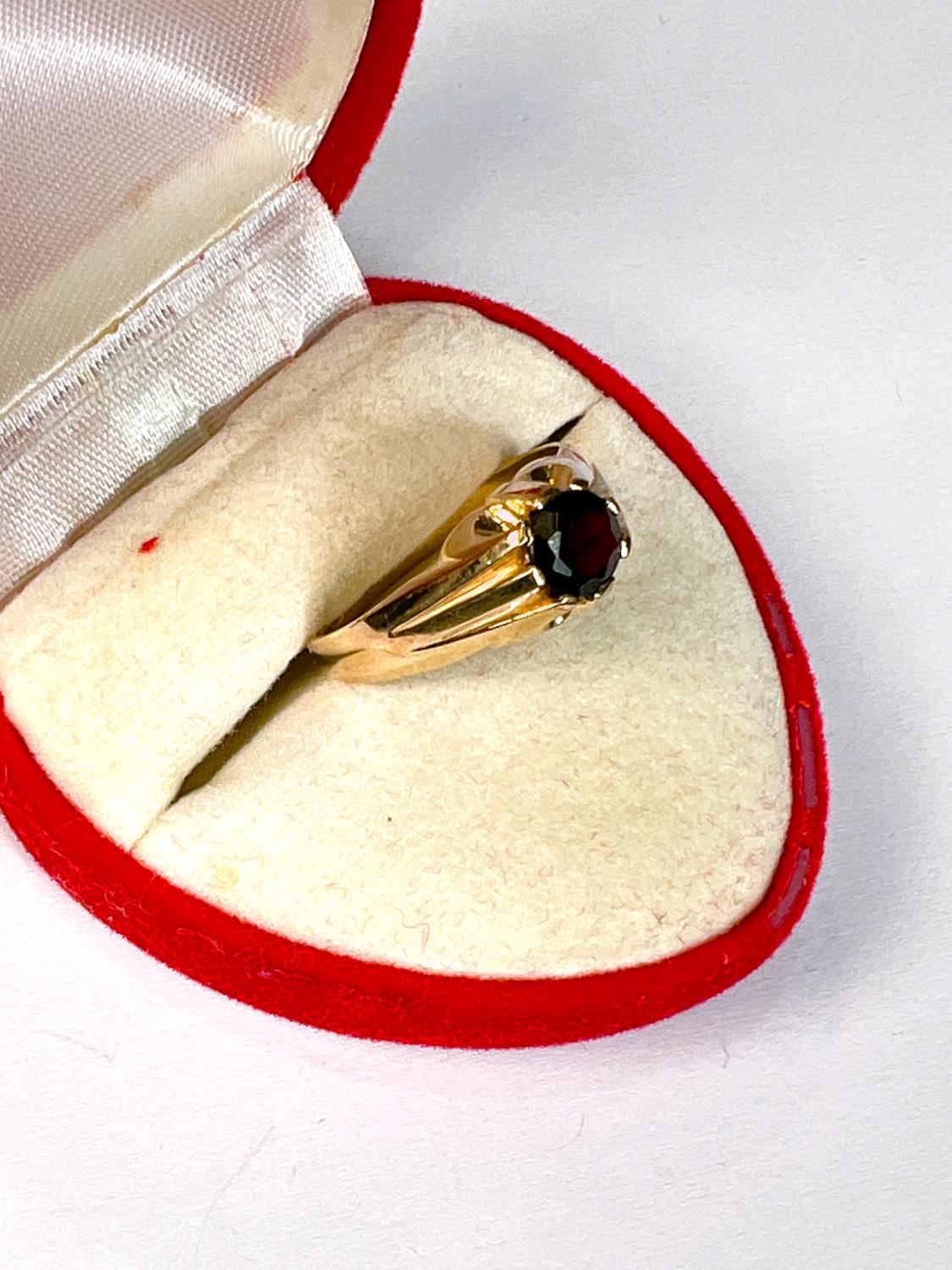 A 9ct gold dress ring set with garnet coloured stone, 4.9gms - Image 3 of 5