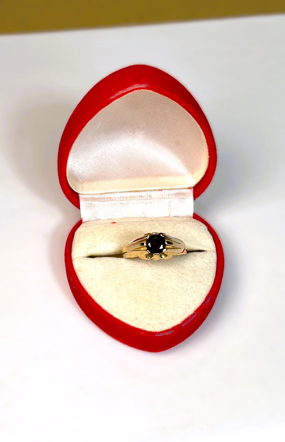 A 9ct gold dress ring set with garnet coloured stone, 4.9gms