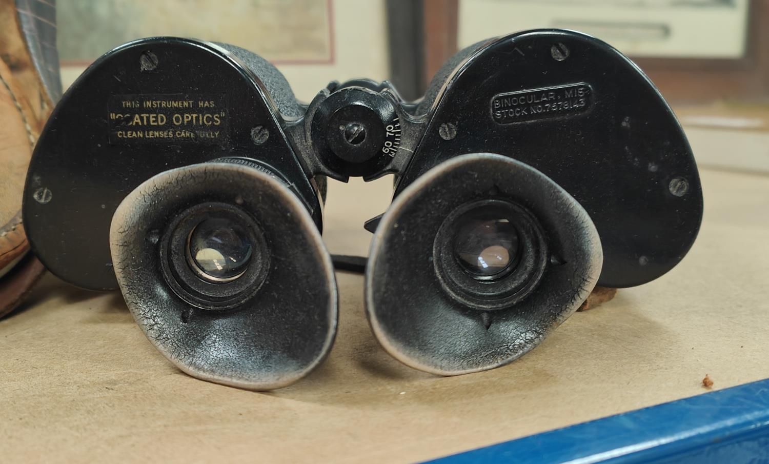 A pair of M44 cased M15 7 x 50 WWII period military binoculars No 18101 - Bild 2 aus 3