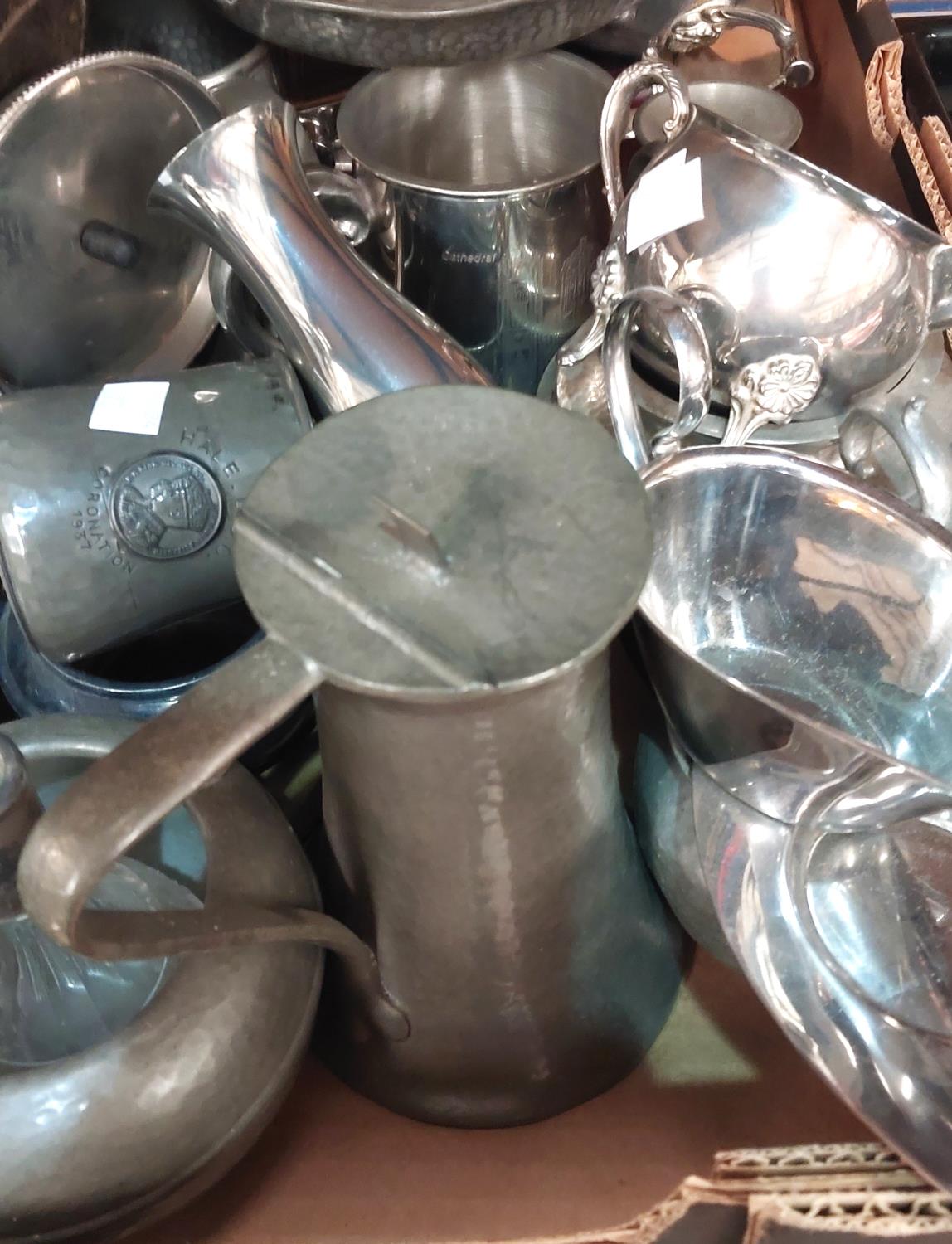 A selection of pewter teaware; pint mugs; etc.; a selection of silver plate - Bild 3 aus 3