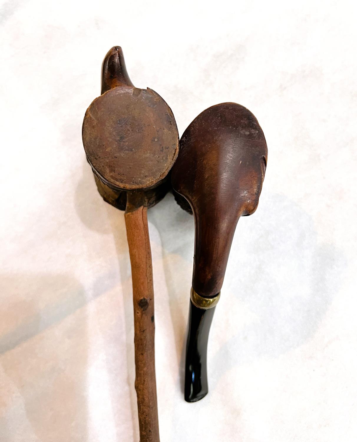 A Meerschaum tobacco pipe with carved figural bowl; a Black Forest style carve wood pipe - Image 5 of 5