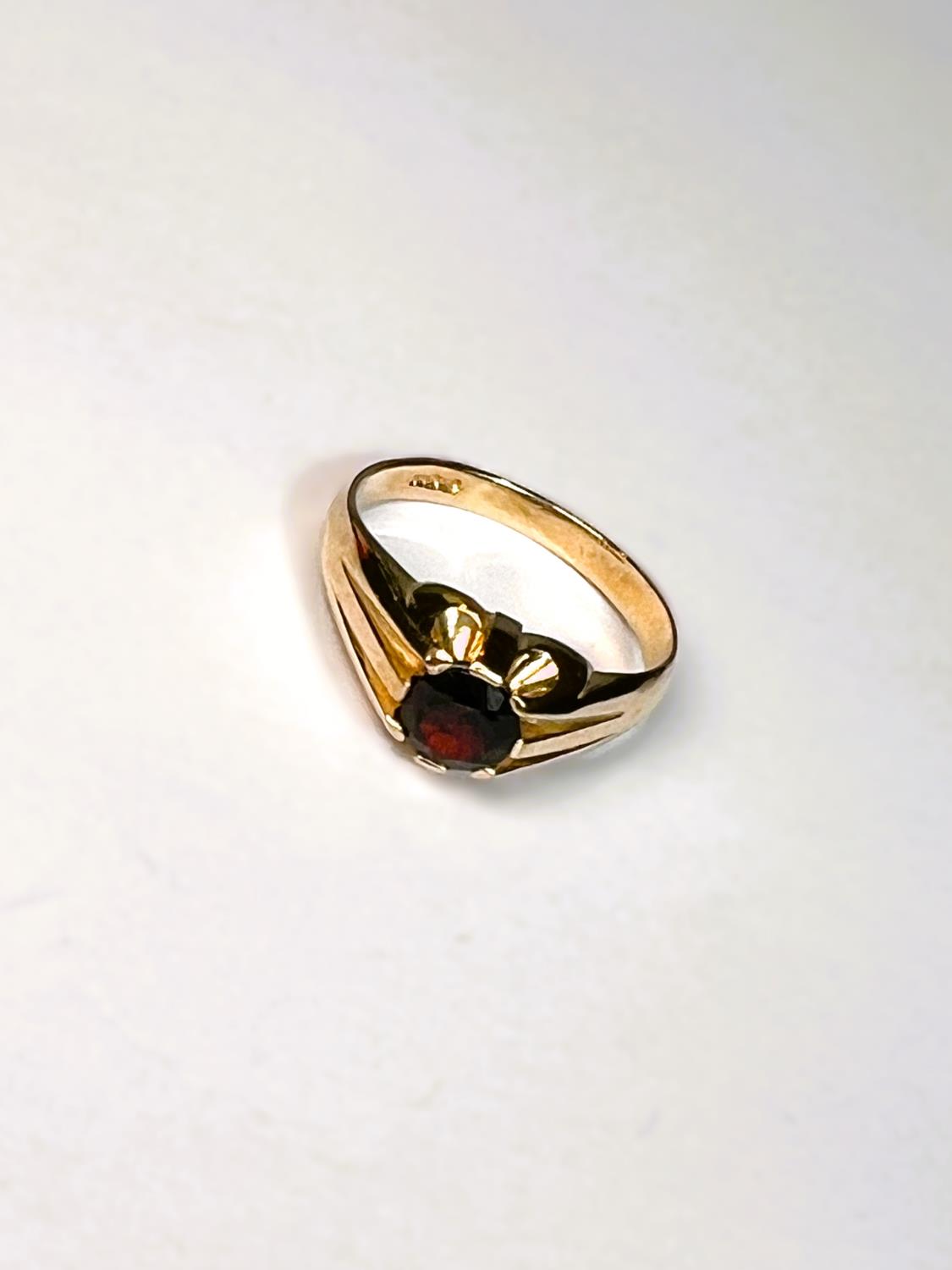 A 9ct gold dress ring set with garnet coloured stone, 4.9gms - Image 4 of 5