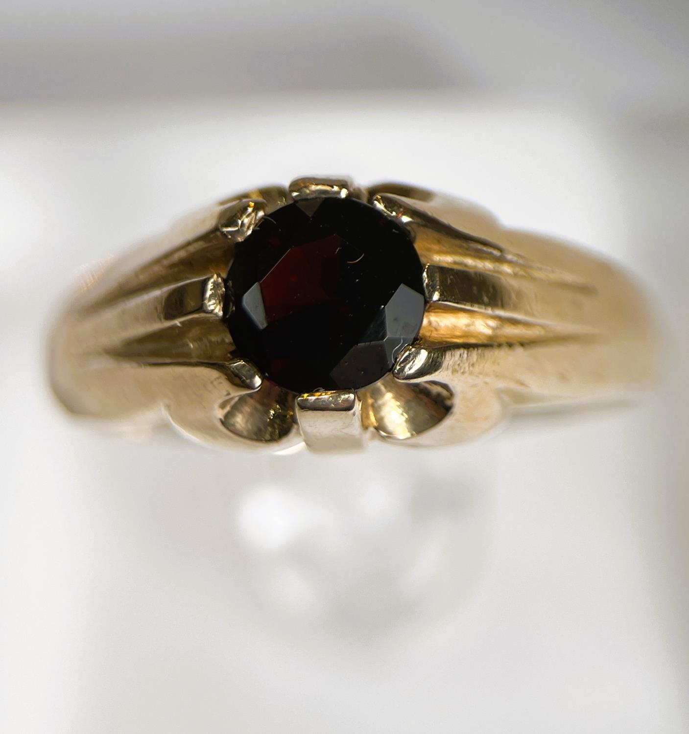 A 9ct gold dress ring set with garnet coloured stone, 4.9gms - Image 5 of 5