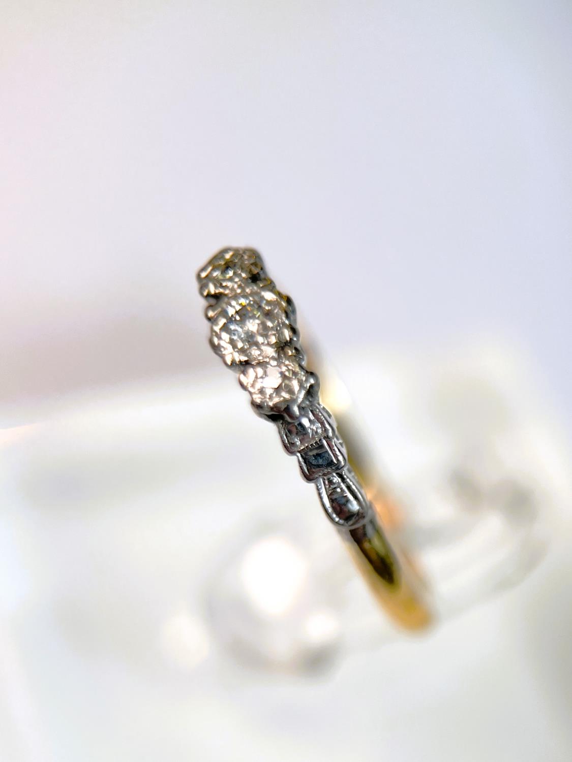 An 18 carat hallmarked gold dress ring with 3 illusion set diamonds in platinum surround, 2.5gm, - Image 3 of 5