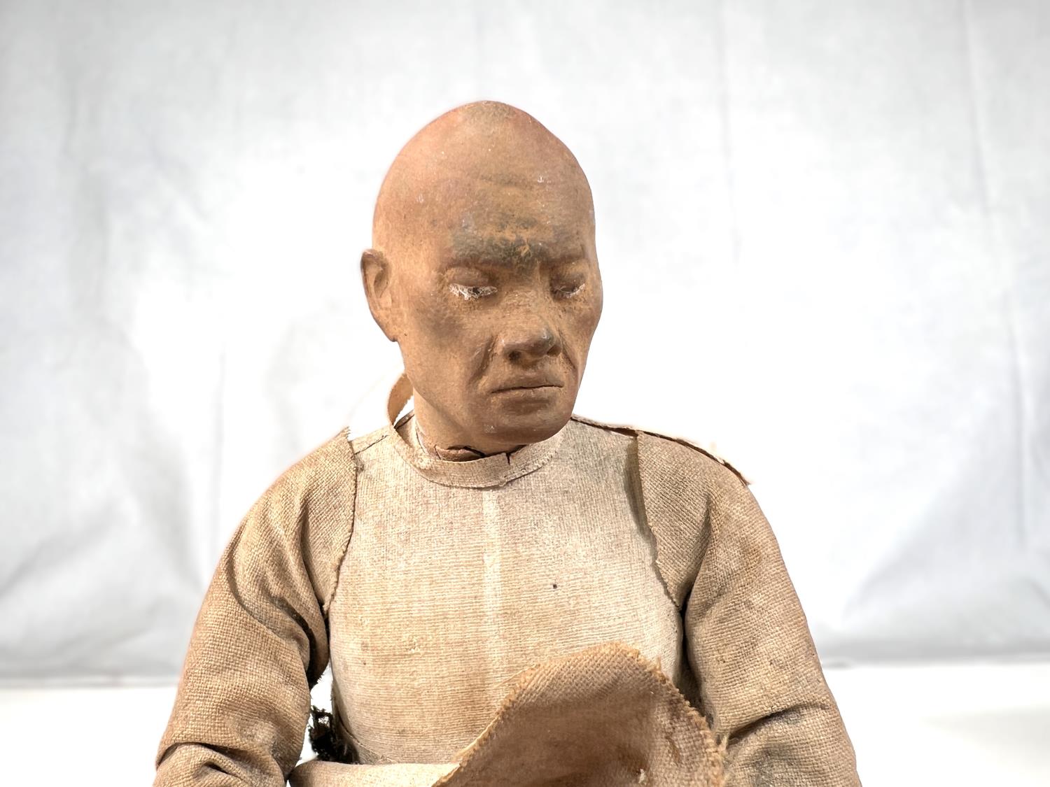 A 19th century Indian Krishnagar figure of a seated man, with detailed face - Bild 2 aus 3