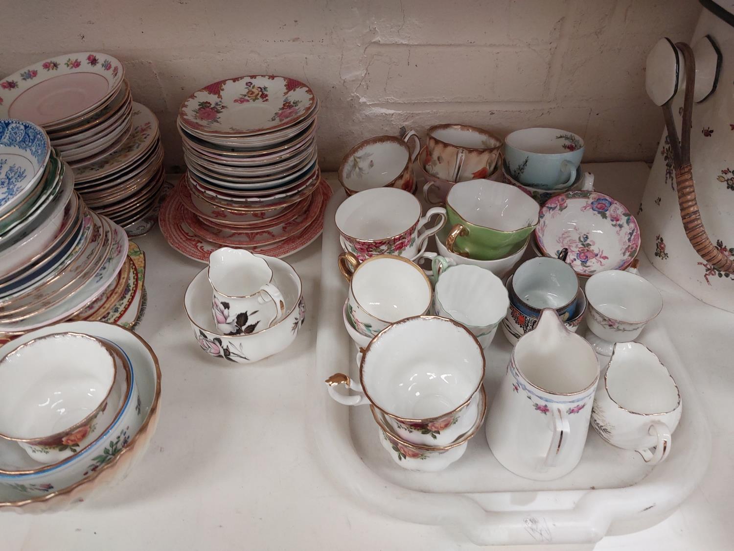 Four small ceramic teapots Noritake, Spode and a large collection of tea cups and saucers some - Bild 3 aus 3