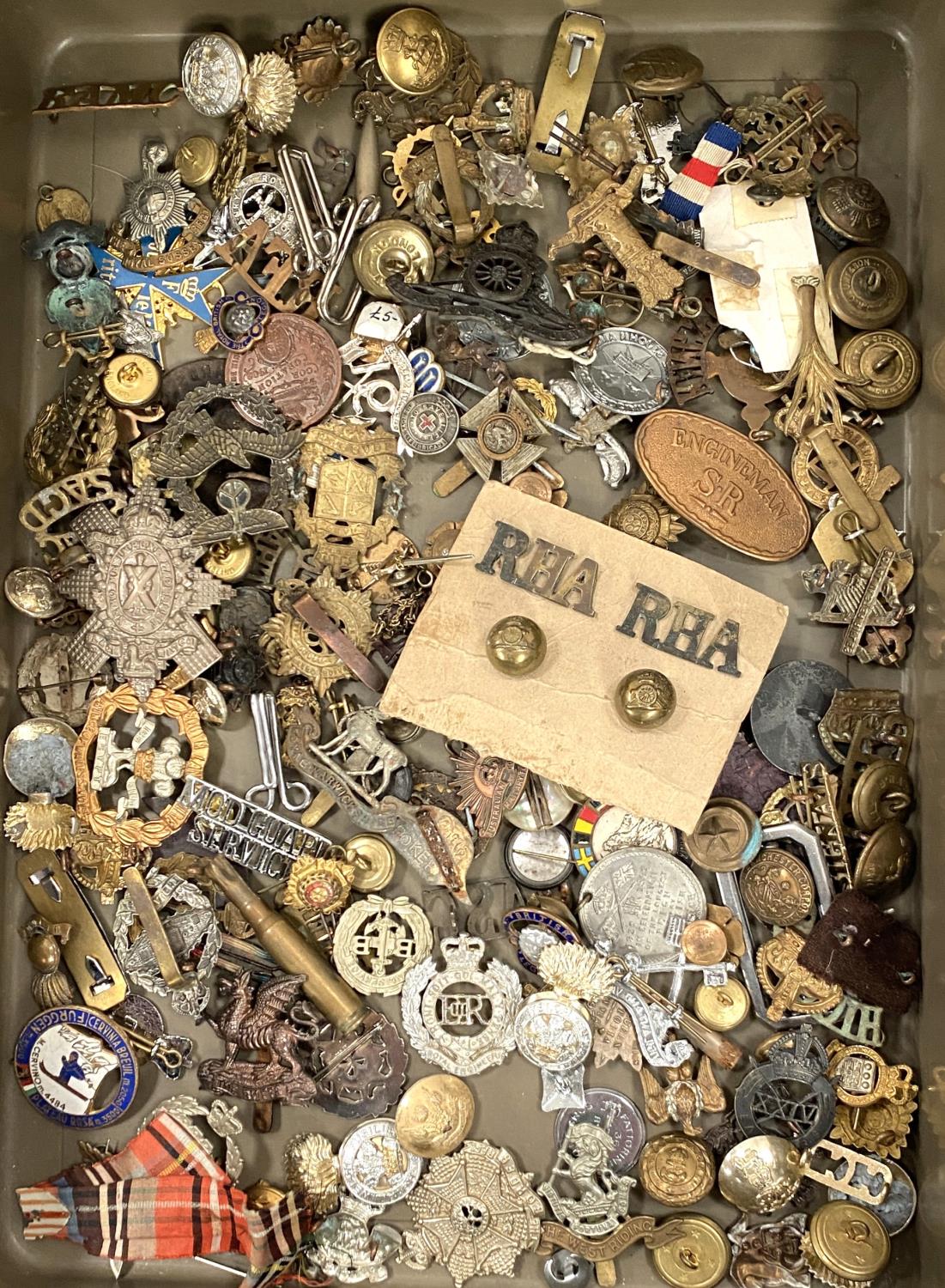 A large selection of early to late 20th century military badges and buttons - Image 2 of 2