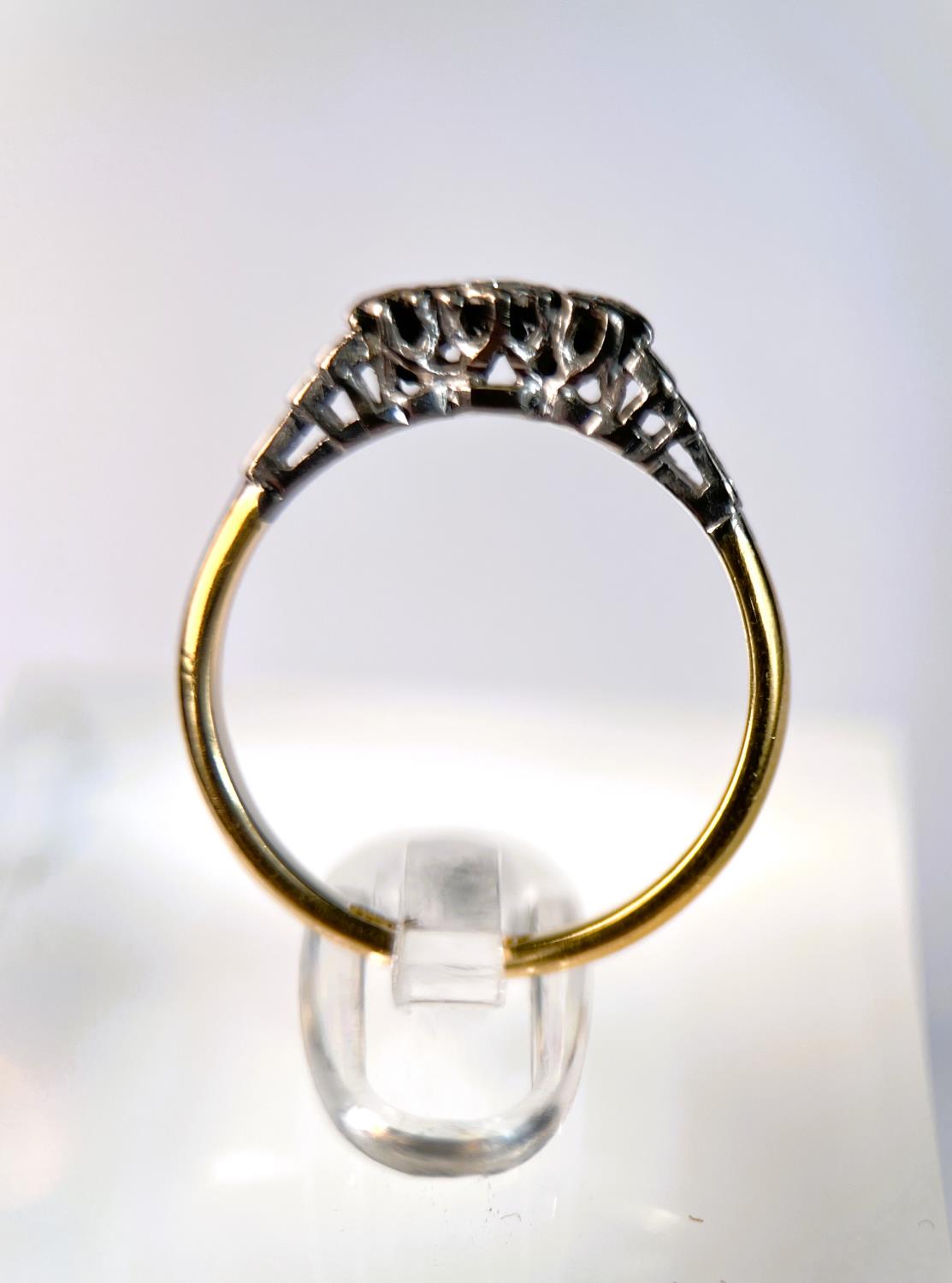 An 18 carat hallmarked gold dress ring with 3 illusion set diamonds in platinum surround, 2.5gm, - Image 4 of 5