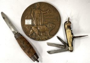 A WWI Death Plaque, "George Short", 2 vintage knives