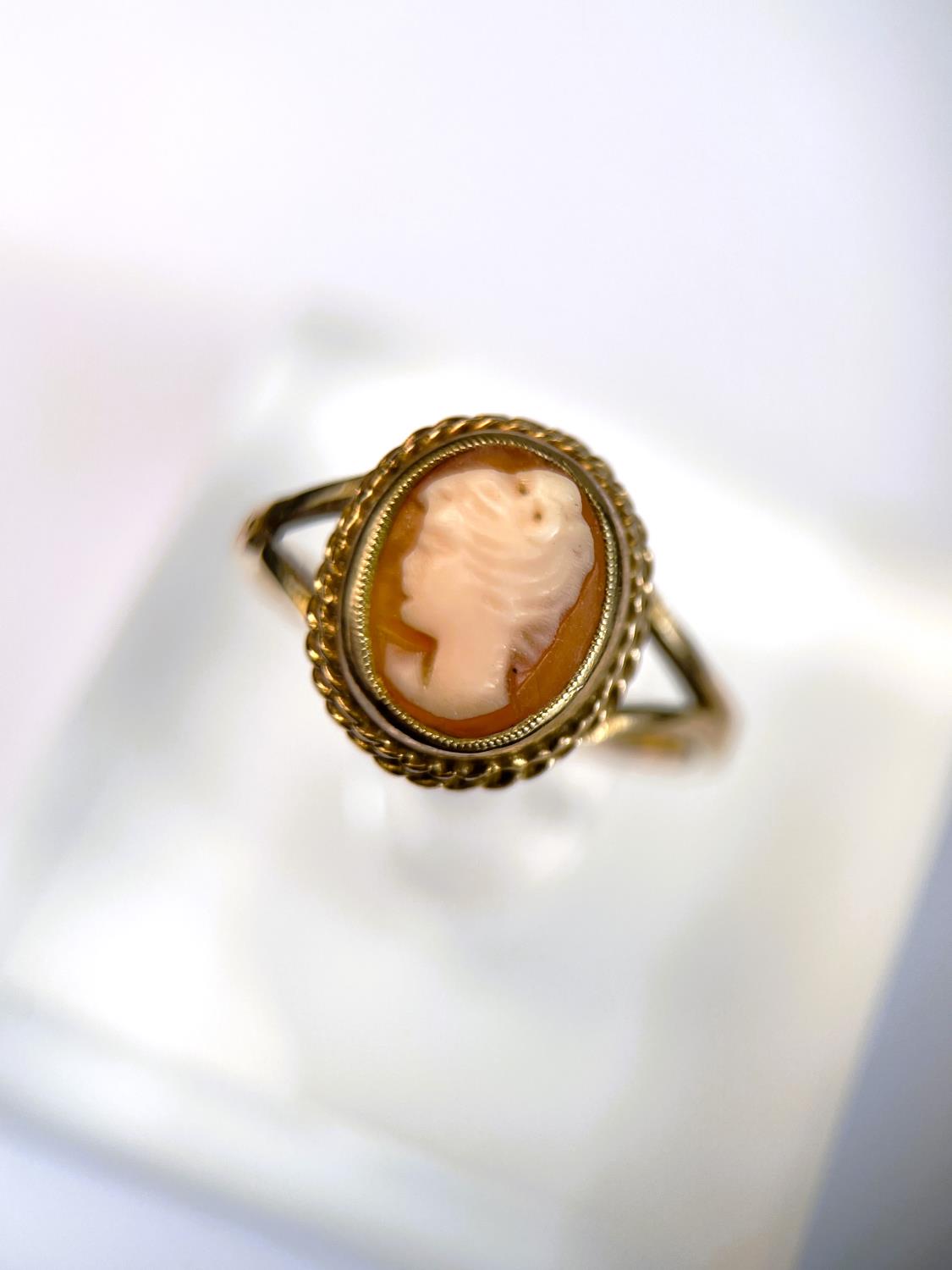 A 9 carat hallmarked gold female head cameo set ring, 3 gm, size M