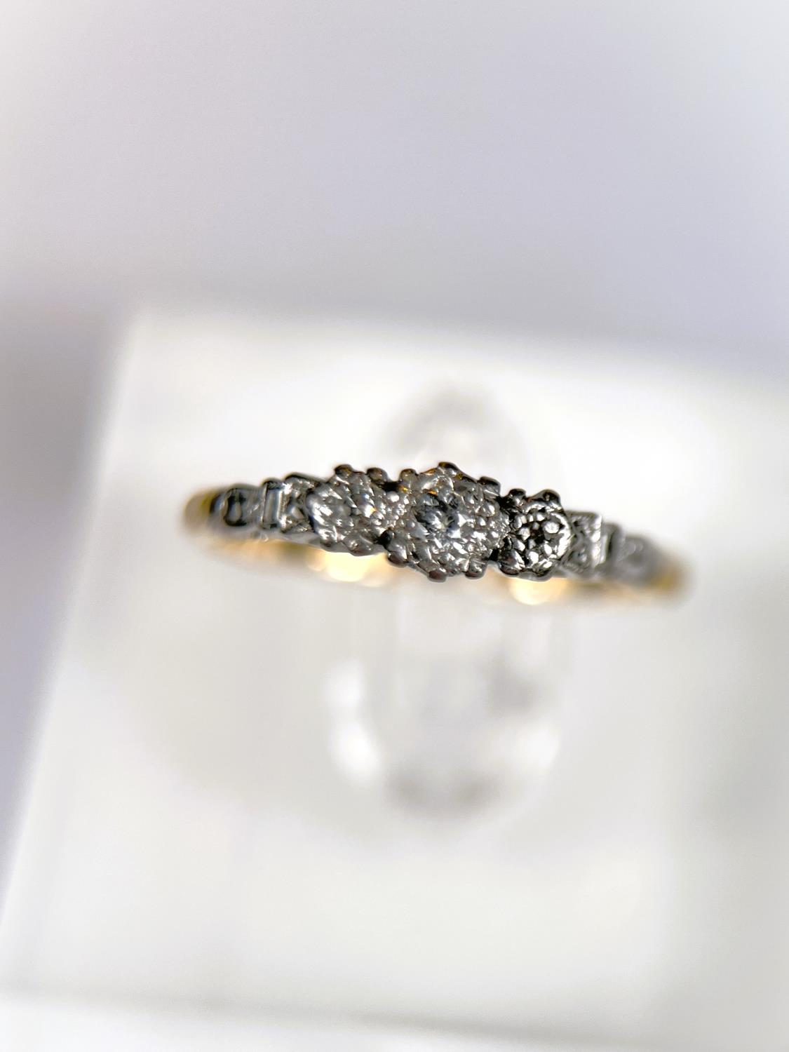 An 18 carat hallmarked gold dress ring with 3 illusion set diamonds in platinum surround, 2.5gm, - Image 2 of 5