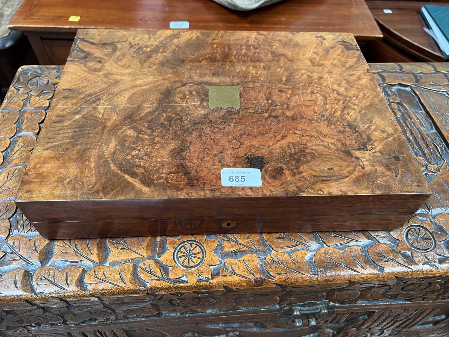 A 12 setting hall mark silver bladed walnut cased canteen of fish servers with shaped bone handles - Image 4 of 4