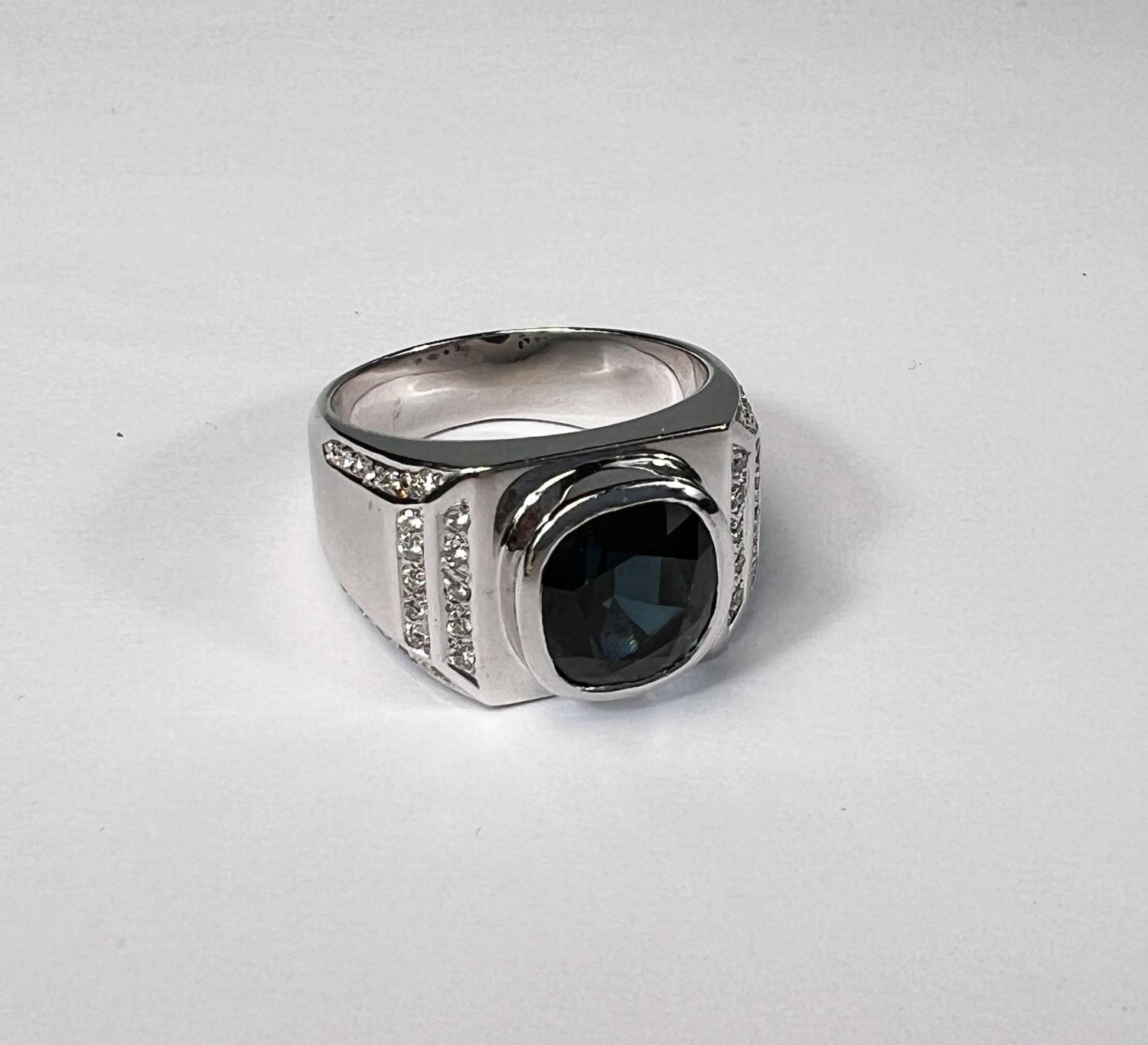 A gent's heavy dress ring with wide white metal shank set central cushion cut sapphire (10.5 x 9. - Image 2 of 4