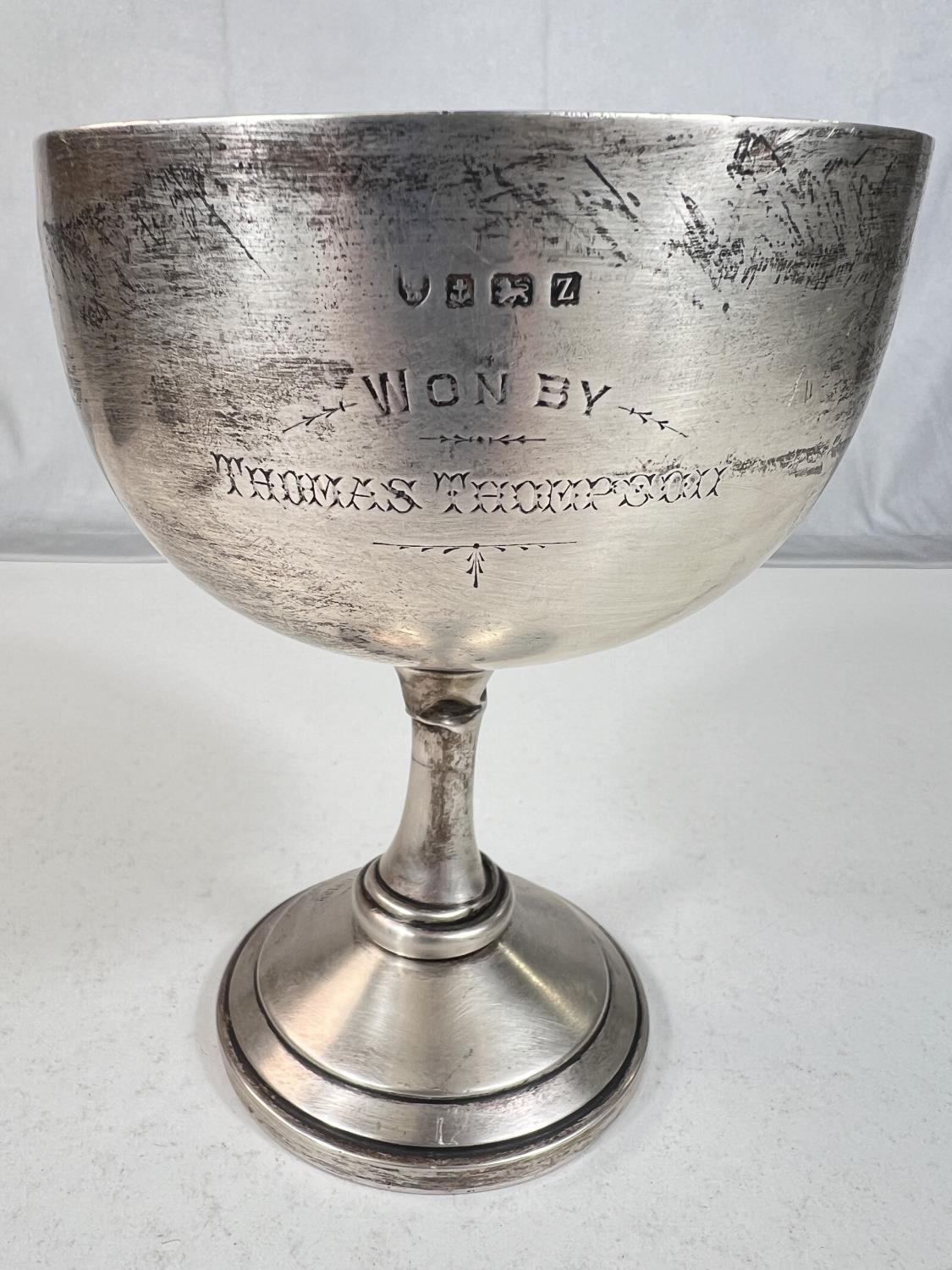 A hallmarked silver trophy cup, 'Neatest and Cleanest Draft Horse' The Crown Brewing Company, - Bild 3 aus 3