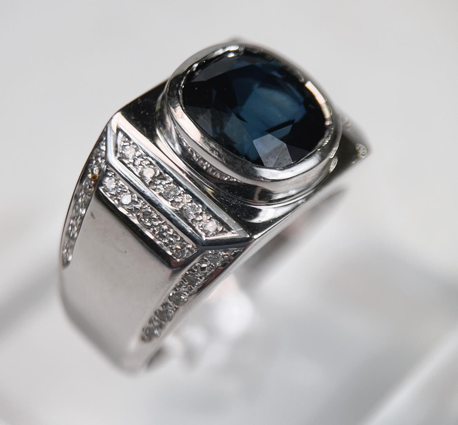 A gent's heavy dress ring with wide white metal shank set central cushion cut sapphire (10.5 x 9. - Image 4 of 4