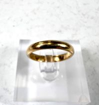 A yellow metal wedding ring, unmarked, tests as 18ct, 3.5gm