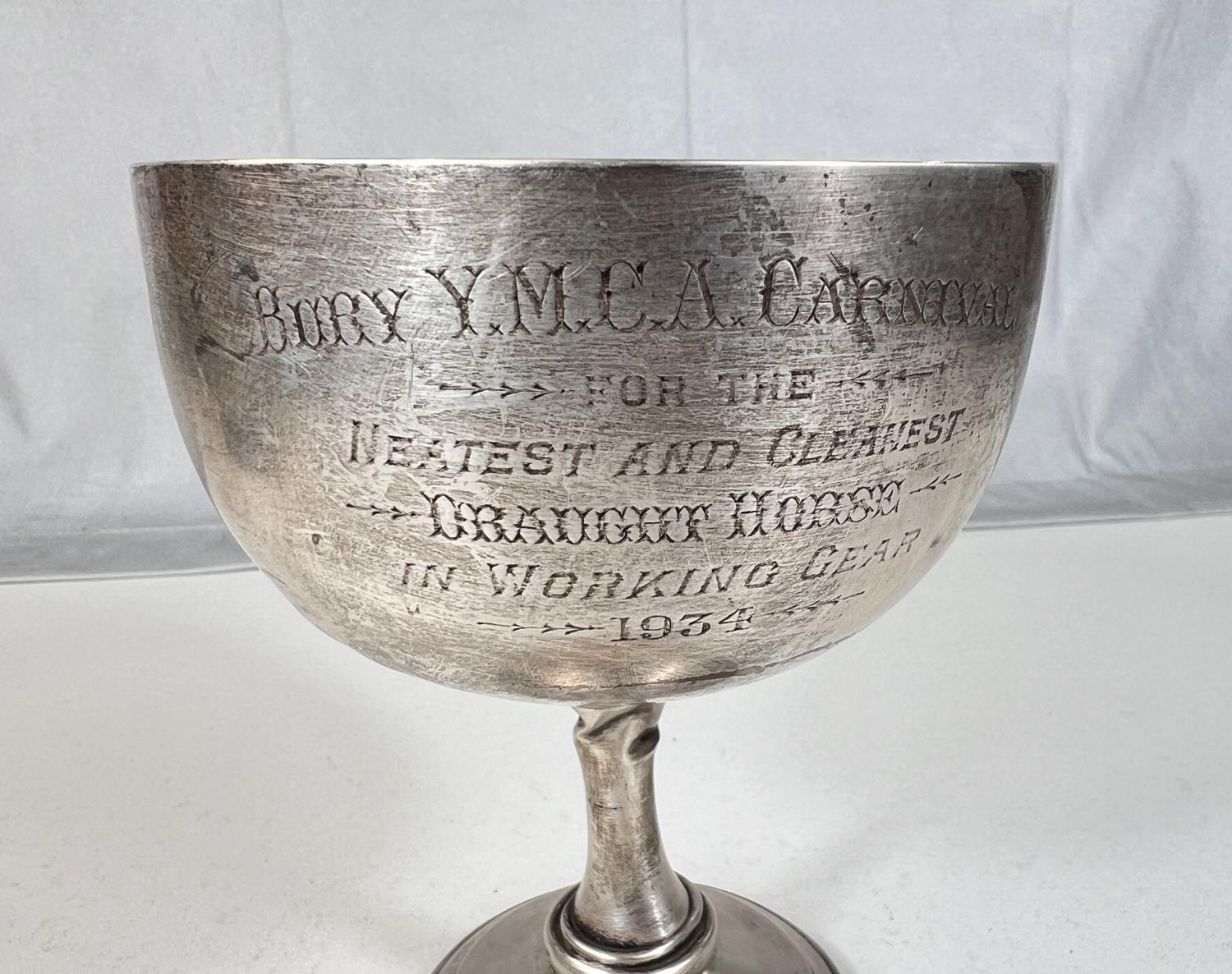 A hallmarked silver trophy cup, 'Neatest and Cleanest Draft Horse' The Crown Brewing Company, - Bild 2 aus 3