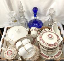 An Alfred Meakin "Savoy" part dinner and tea service, approx. 30 pieces and a gilt bordered part