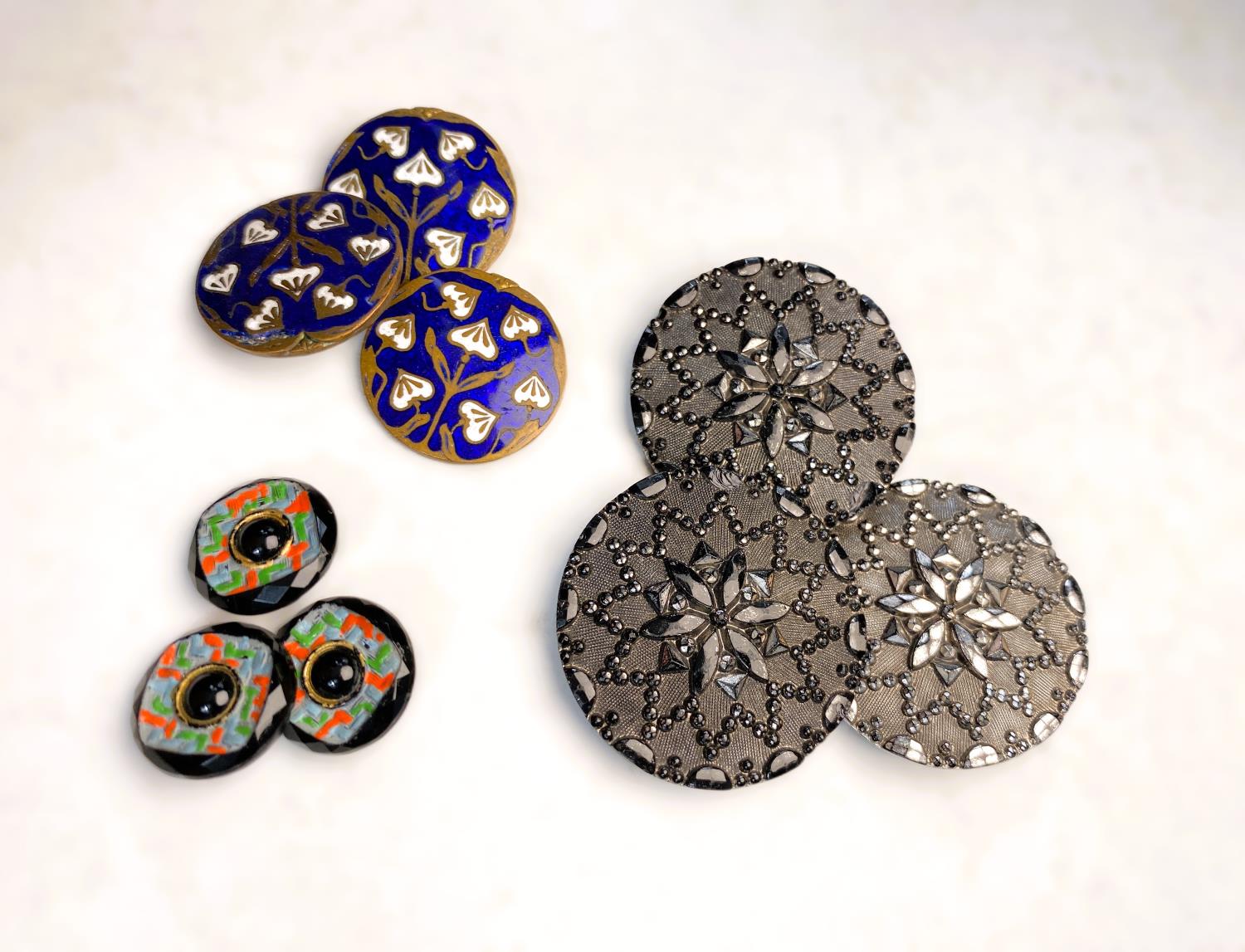 A large collection of buttons including enamel, carved, Art Nouveau and other examples - Image 5 of 7