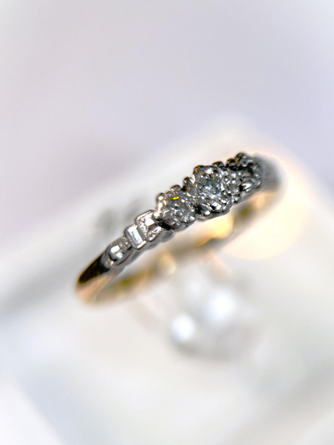 An 18 carat hallmarked gold dress ring with 3 illusion set diamonds in platinum surround, 2.5gm, - Image 5 of 5