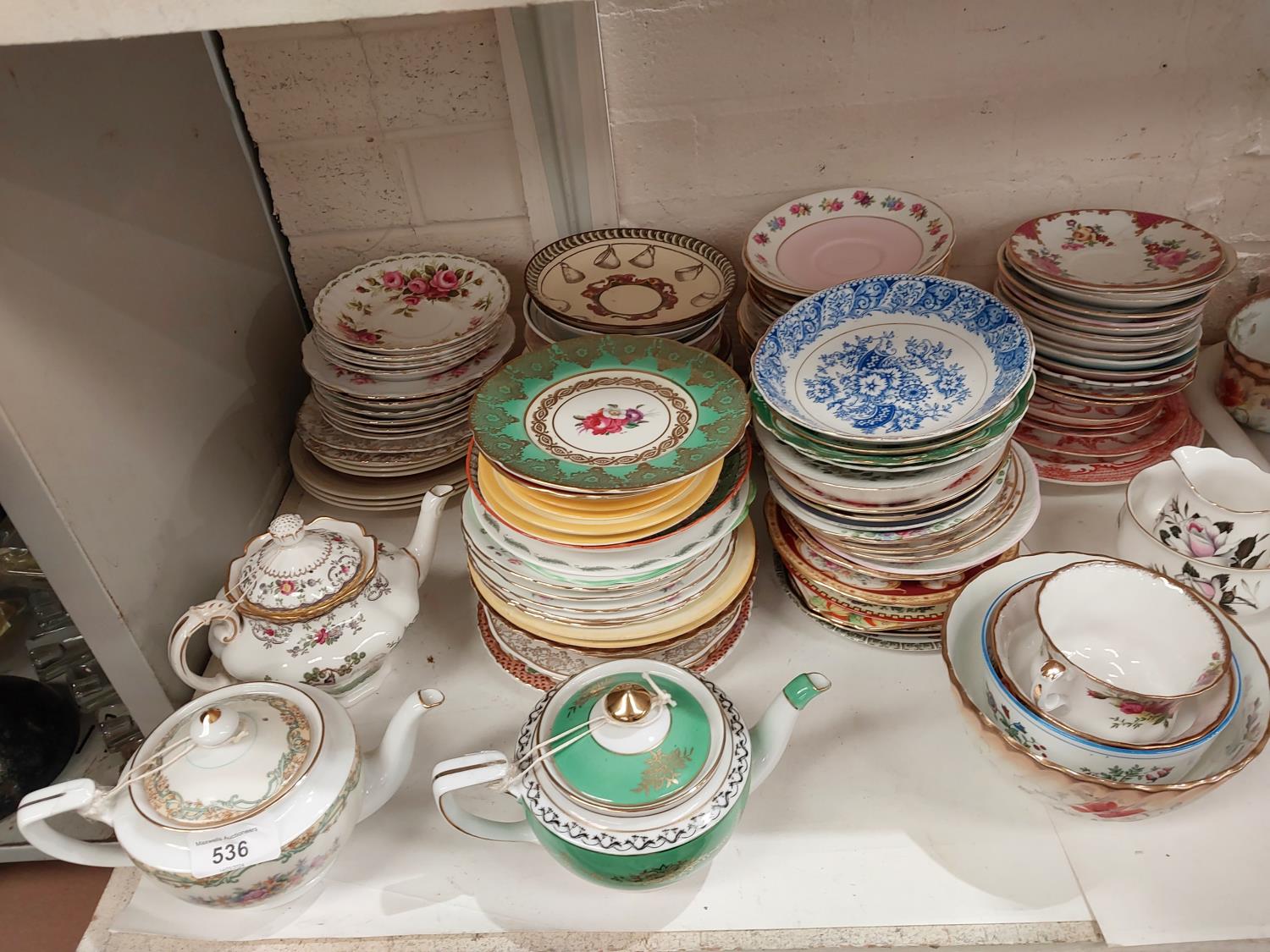 Four small ceramic teapots Noritake, Spode and a large collection of tea cups and saucers some - Bild 2 aus 3