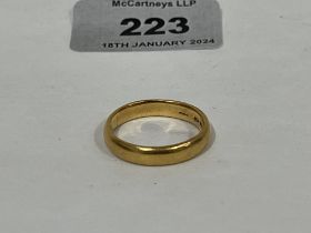 A 22ct wedding ring. 7g.