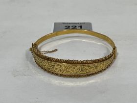 A 9ct foliate engraved hinged bangle Chester 1920. 9g.