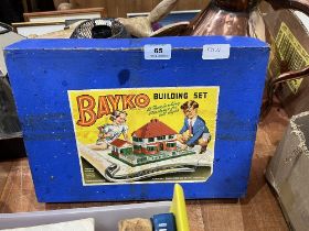 A 1950s Bayko building set.