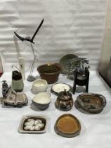 Fifteen items of studio pottery.