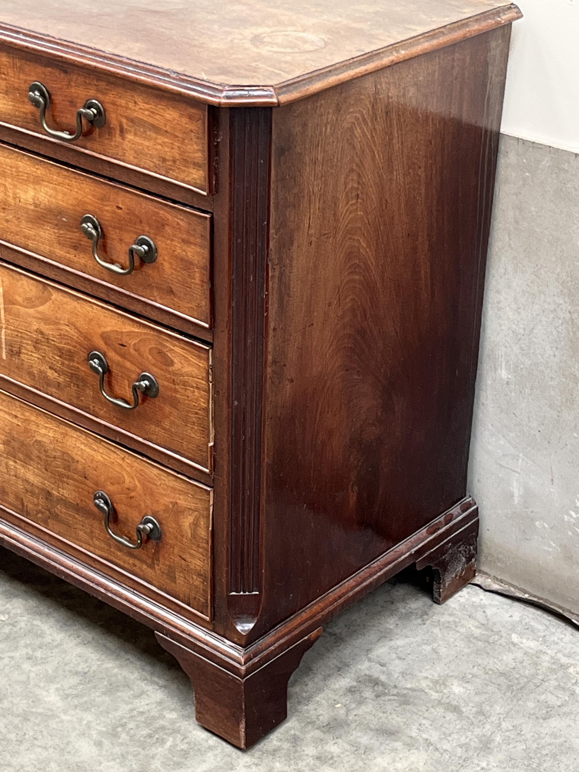 A George III mahogany chest with moulded canted top and reeded canted sides, the two short over - Bild 2 aus 3