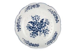 WORCESTER BLUE AND WHITE STRAWBERRY STRAINING DISH, LATE 18TH CENTURY
