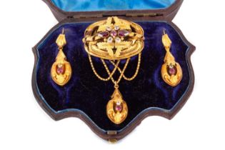 VICTORIAN ETRUSCAN REVIVAL BROOCH AND EARRING SET,