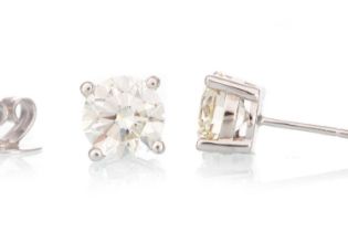 PAIR OF IMPRESSIVE DIAMOND STUD EARRINGS,