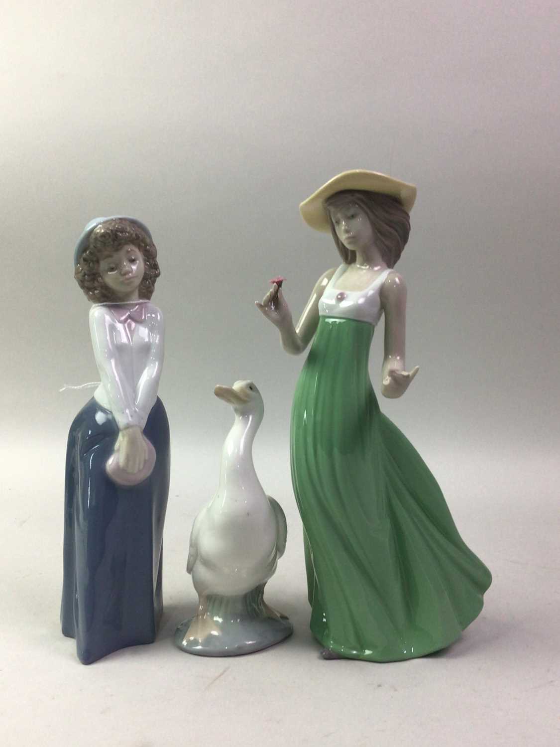 LLADRO FIGURE OF A RABBIT AND OTHER FIGURES - Image 3 of 3