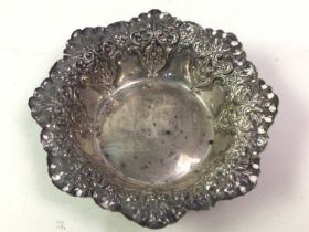 EDWARDIAN SILVER BON BON DISH, AND A GROUP OF SILVER SPOONS