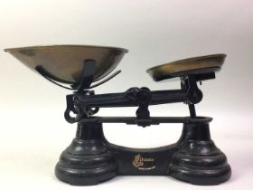SET OF SCALES, AND AN INDUSTRIAL KETTLE