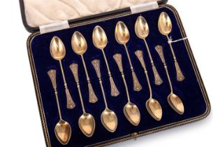 SET OF TWELVE CONTINENTAL SILVER GILT COFFEE SPOONS, LATE 19TH / EARLY 20TH CENTURY