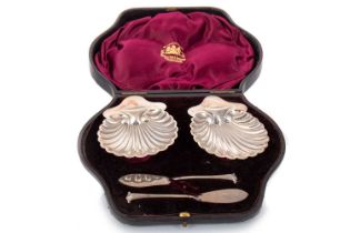 SET OF VICTORIAN SILVER SHELL BUTTER DISHES AND KNIVES, JOSIAH WILLIAMS & CO, LONDON 1900