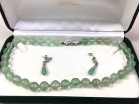 JADEITE BEAD NECKLACE AND EARRINGS,